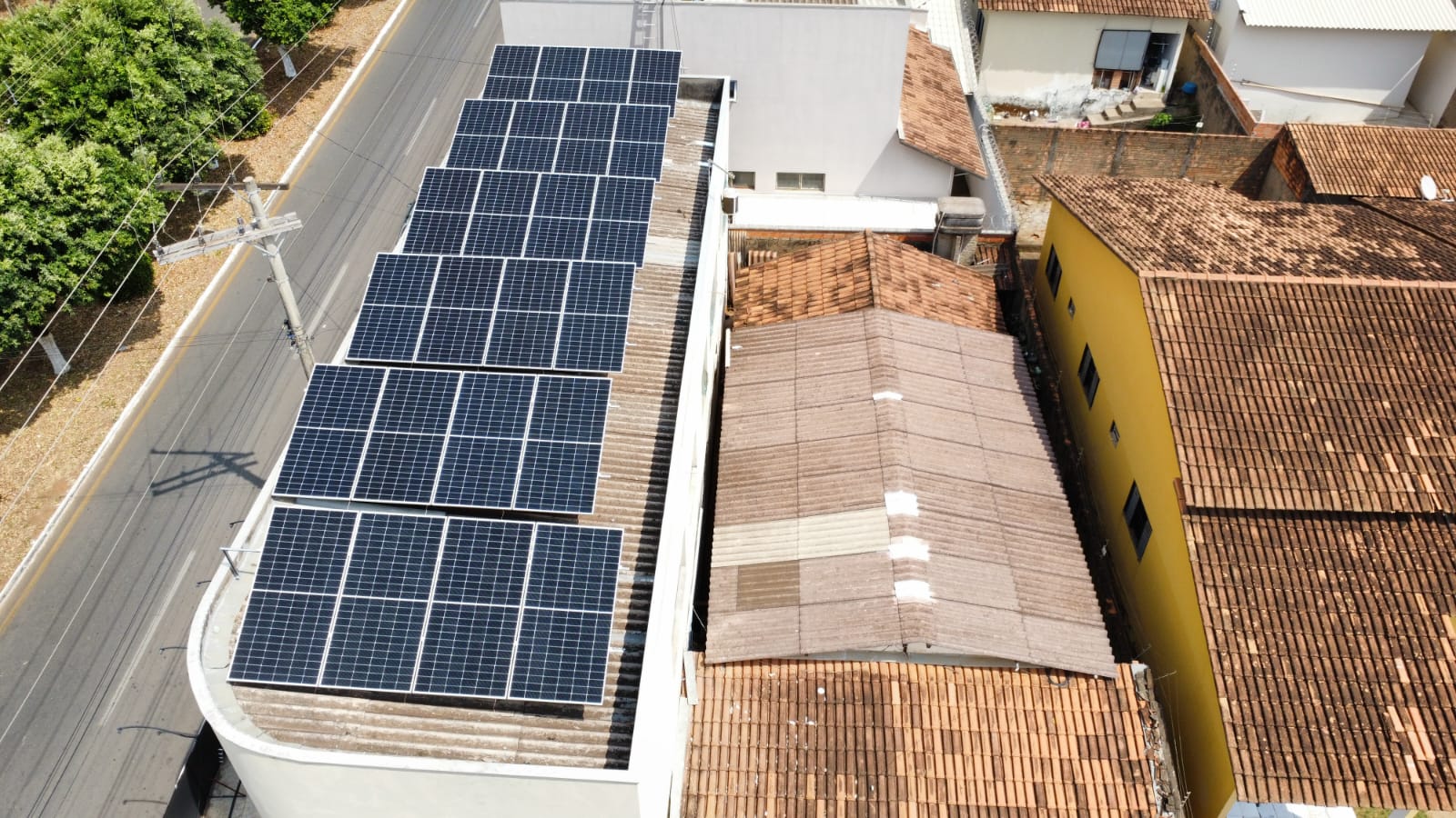 Painéis solares no telhado de empresa